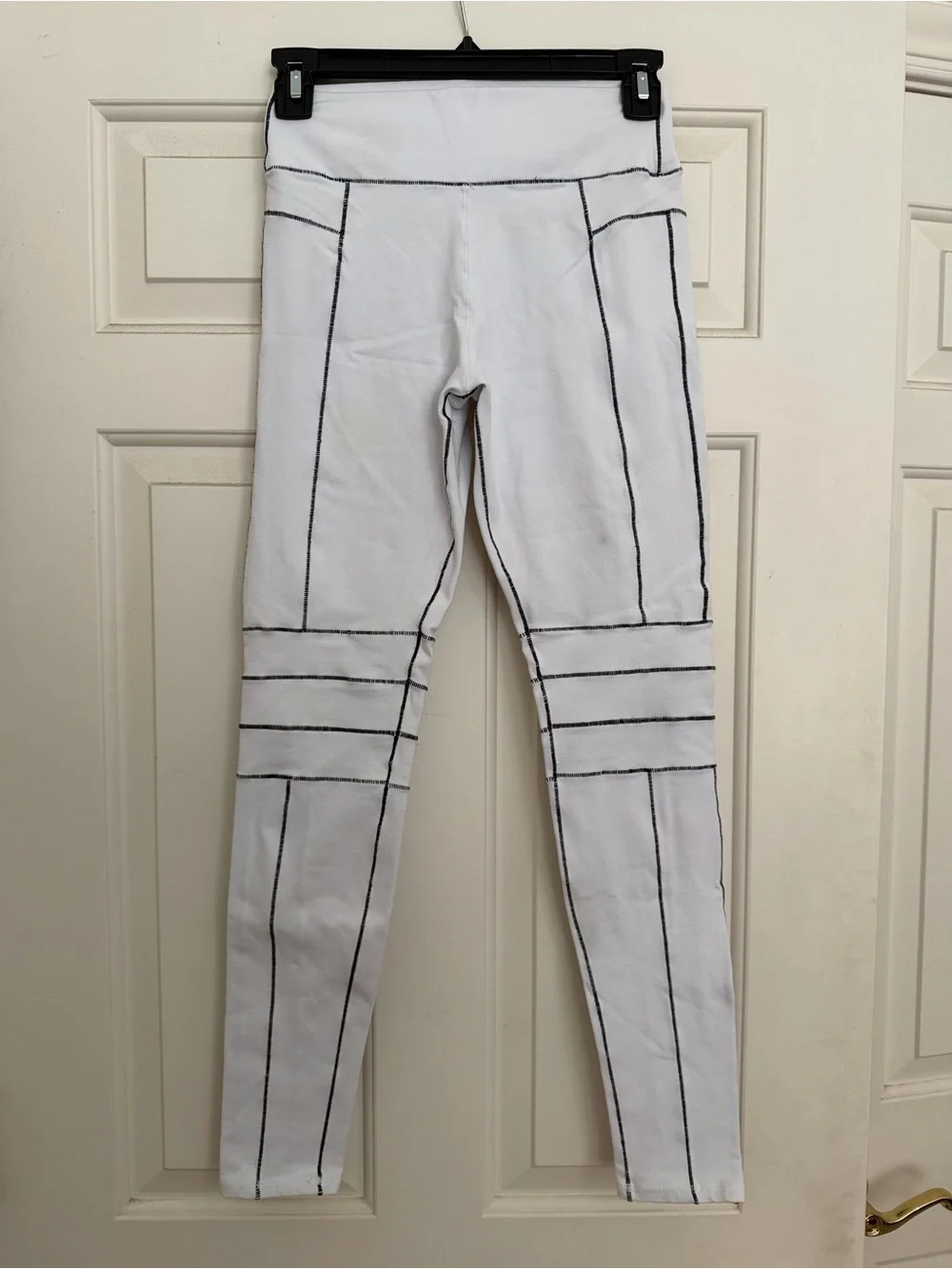 White alo High-Waist leggings with Contrast Stitching